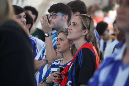 La afición apoya a la Ponferradina desde el Lydia Valentín de Ponferrada.