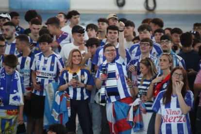 La afición apoya a la Ponferradina desde el Lydia Valentín de Ponferrada.
