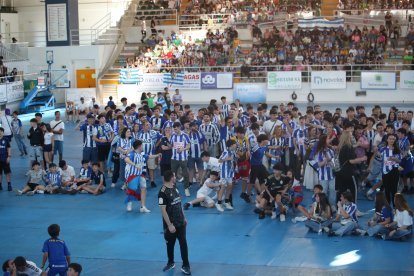 La afición apoya a la Ponferradina desde el Lydia Valentín de Ponferrada.