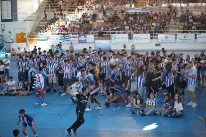 La afición apoya a la Ponferradina desde el Lydia Valentín de Ponferrada.