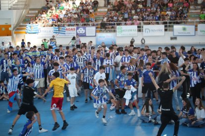 La afición apoya a la Ponferradina desde el Lydia Valentín de Ponferrada.