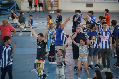 La afición apoya a la Ponferradina desde el Lydia Valentín de Ponferrada.