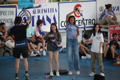 La afición apoya a la Ponferradina desde el Lydia Valentín de Ponferrada.