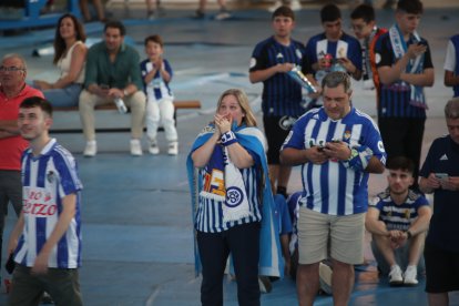 La afición apoya a la Ponferradina desde el Lydia Valentín de Ponferrada.