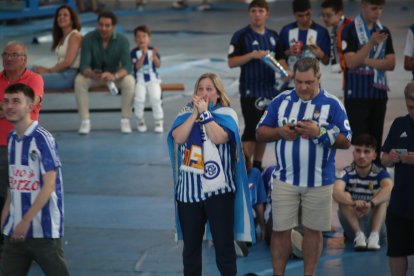 La afición apoya a la Ponferradina desde el Lydia Valentín de Ponferrada.
