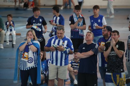 La afición apoya a la Ponferradina desde el Lydia Valentín de Ponferrada.