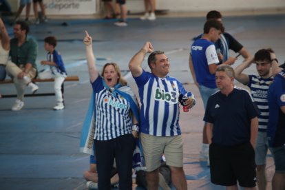 La afición apoya a la Ponferradina desde el Lydia Valentín de Ponferrada.