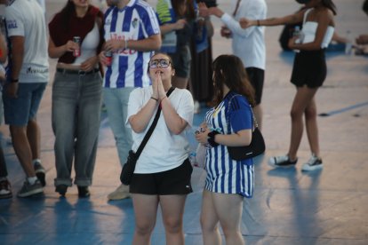 La afición apoya a la Ponferradina desde el Lydia Valentín de Ponferrada.