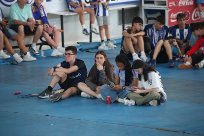 La afición apoya a la Ponferradina desde el Lydia Valentín de Ponferrada.