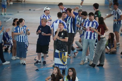 La afición apoya a la Ponferradina desde el Lydia Valentín de Ponferrada.