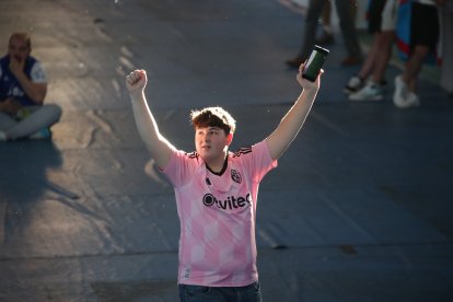 La afición apoya a la Ponferradina desde el Lydia Valentín de Ponferrada.