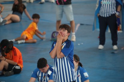 La afición apoya a la Ponferradina desde el Lydia Valentín de Ponferrada.