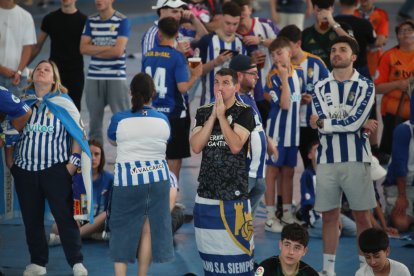 La afición apoya a la Ponferradina desde el Lydia Valentín de Ponferrada.
