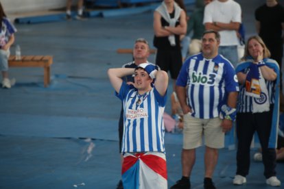 La afición apoya a la Ponferradina desde el Lydia Valentín de Ponferrada.