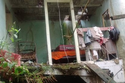 La casa de Berbes con ropa y maletas, en 2018.