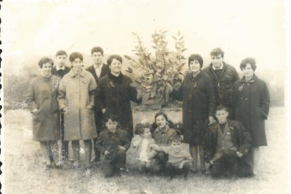 María Trinidad Suardíaz, con coletas, en una foto familiar antigua.