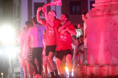 La Cultural celebra el ascenso a Segunda División en Guzmán.