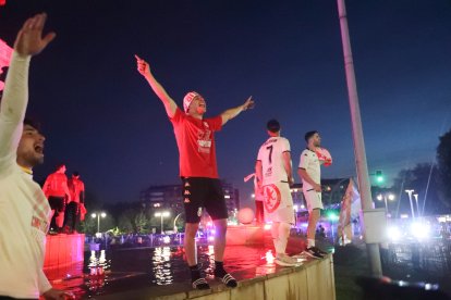 La Cultural celebra el ascenso a Segunda División en Guzmán.