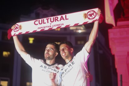 La Cultural celebra el ascenso a Segunda División en Guzmán.