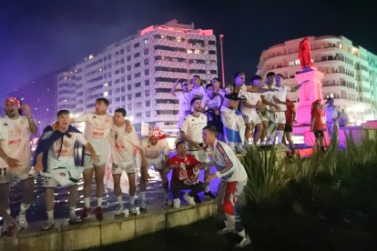 La Cultural celebra el ascenso a Segunda División en Guzmán.