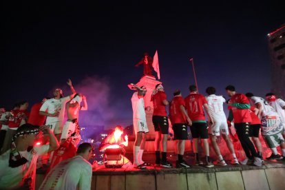 La Cultural celebra el ascenso a Segunda División en Guzmán.