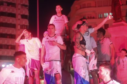 La Cultural celebra el ascenso a Segunda División en Guzmán.