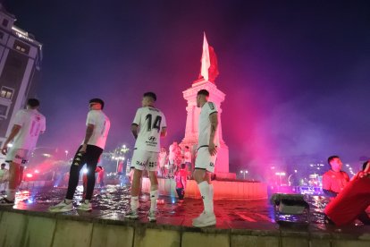 La Cultural celebra el ascenso a Segunda División en Guzmán.
