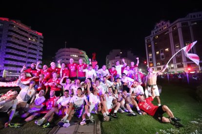 La Cultural celebra el ascenso a Segunda División en Guzmán.