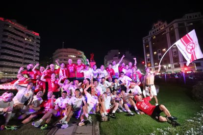 La Cultural celebra el ascenso a Segunda División en Guzmán.