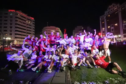 La Cultural celebra el ascenso a Segunda División en Guzmán.