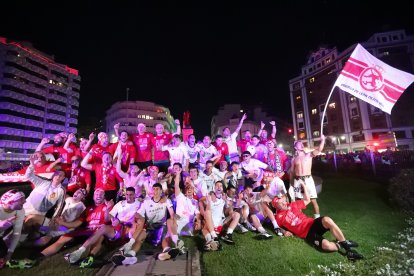 La Cultural celebra el ascenso a Segunda División en Guzmán.