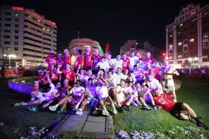 La Cultural celebra el ascenso a Segunda División en Guzmán.