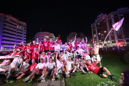 La Cultural celebra el ascenso a Segunda División en Guzmán.