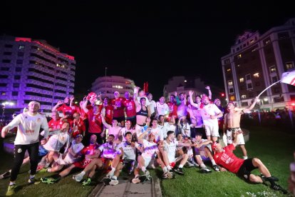 La Cultural celebra el ascenso a Segunda División en Guzmán.