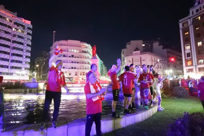 La Cultural celebra el ascenso a Segunda División en Guzmán.