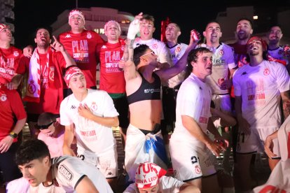 La Cultural celebra el ascenso a Segunda División en Guzmán.