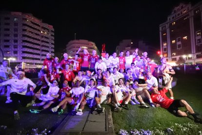 La Cultural celebra el ascenso a Segunda División en Guzmán.