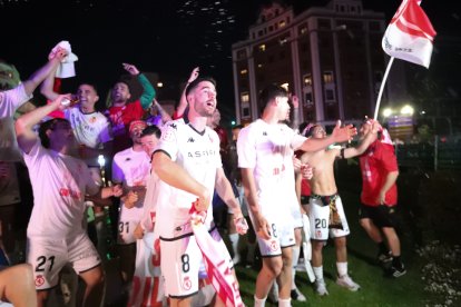 La Cultural celebra el ascenso a Segunda División en Guzmán.