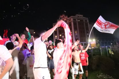 La Cultural celebra el ascenso a Segunda División en Guzmán.
