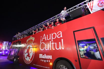 La Cultural celebra el ascenso a Segunda División en Guzmán.