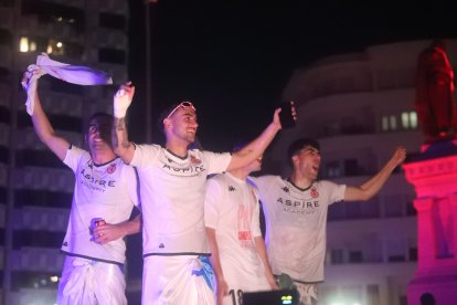 La Cultural celebra el ascenso a Segunda División en Guzmán.
