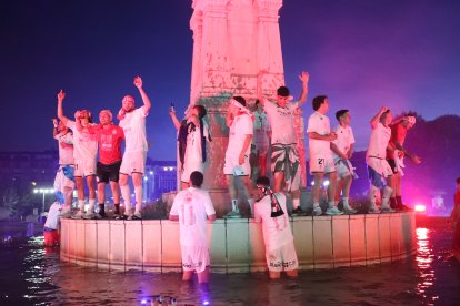 La Cultural celebra el ascenso a Segunda División en Guzmán.