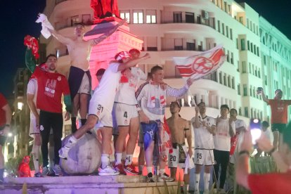 La Cultural celebra el ascenso a Segunda División en Guzmán.
