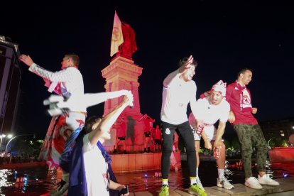 La Cultural celebra el ascenso a Segunda División en Guzmán.