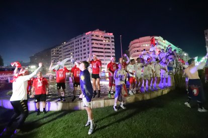 La Cultural celebra el ascenso a Segunda División en Guzmán.