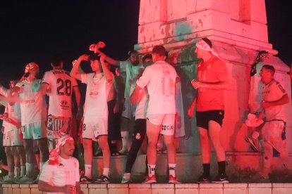 La Cultural celebra el ascenso a Segunda División en Guzmán.