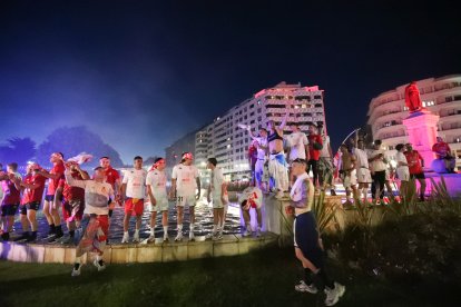 La Cultural celebra el ascenso a Segunda División en Guzmán.