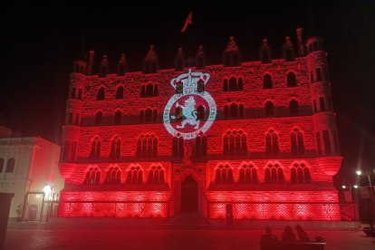 Fachada de Botines teñida de rojo con el escudo de la Cultural.