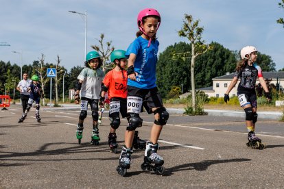 Más de 70 personas en la carrera solidaria Patinando por Angola