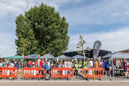 Más de 70 personas en la carrera solidaria Patinando por Angola
